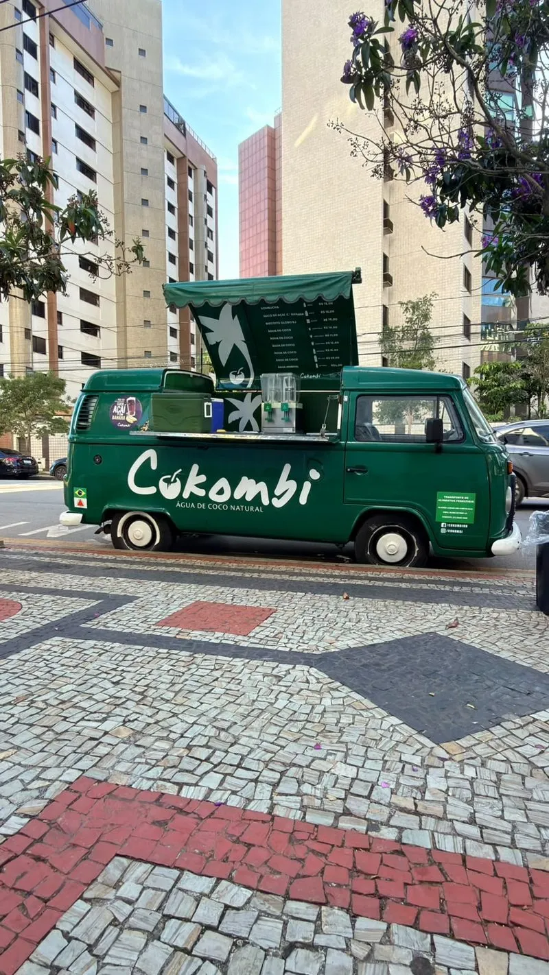 A Kombi Cokombi na rua servindo água de coco